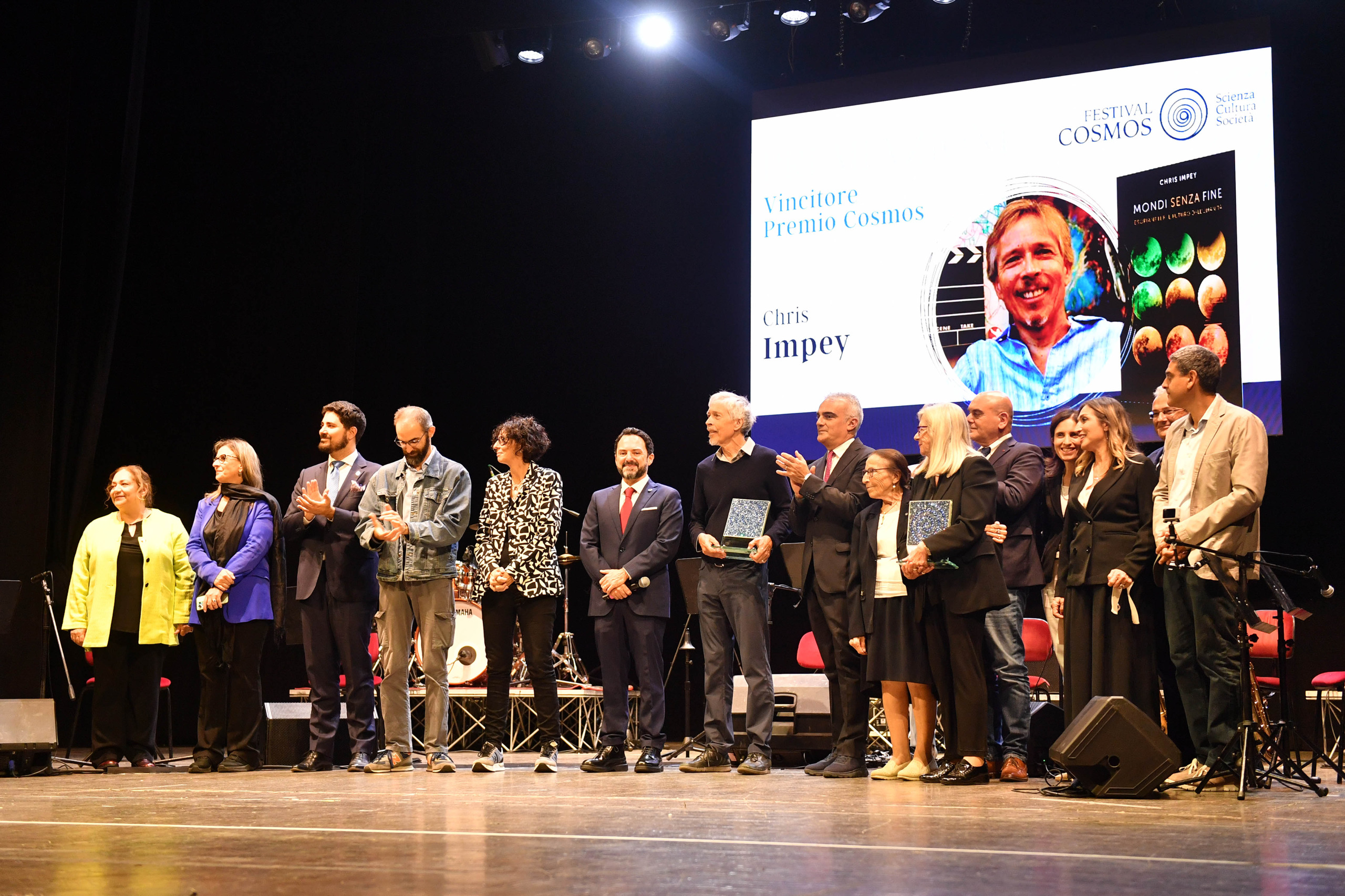 Si conclude il Festival Cosmos 2025: a Chris Impey, con Mondo senza fine il Premio del comitato scientifico. Il Premio studenti assegnato a Elisabetta Strickland conEmmy Noether. Vita e opere della donna che stup Einstein