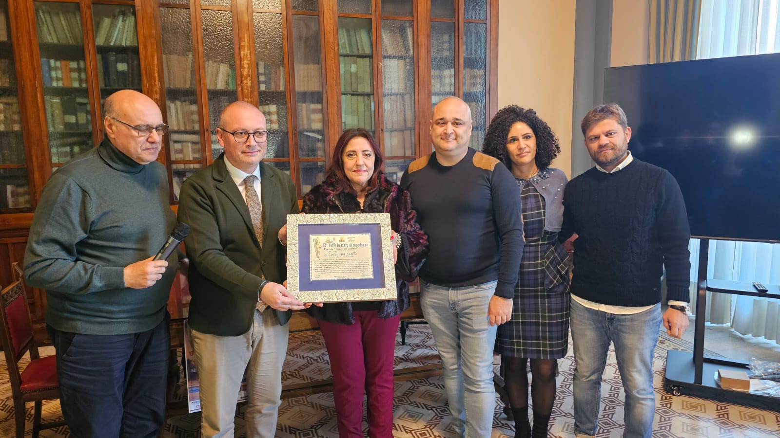 Il Tuffo di Capodanno che guarda al sociale: a Palazzo Alvaro conferito il premio \